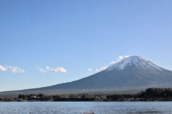 晴空下的富士山與深藍湖面