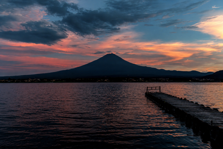 夕霞映照湖面，碼頭前方是富士山剪影