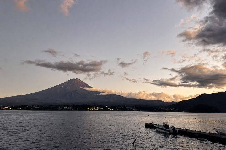 夕陽餘暉下的富士山與湖岸碼頭