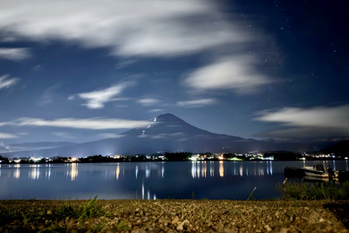 夜雲掠過富士山，湖岸燈火倒映水中