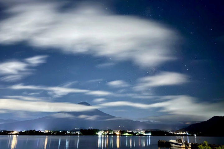 夜色裡的流雲、富士山與湖面燈影