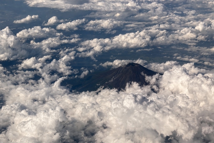 從空中俯瞰雲海中的富士山