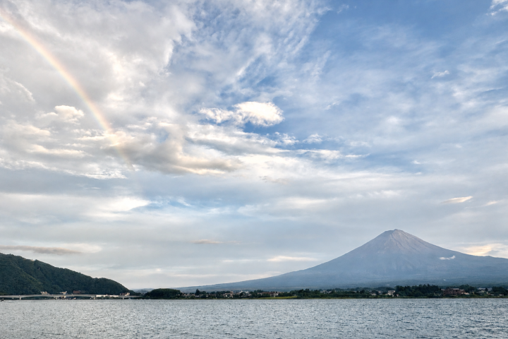 湖面上方的流雲與富士山