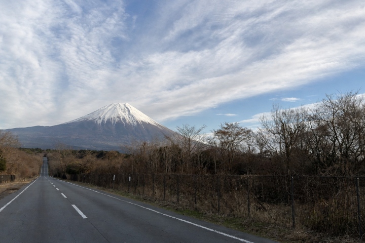 筆直道路通往覆雪的富士山