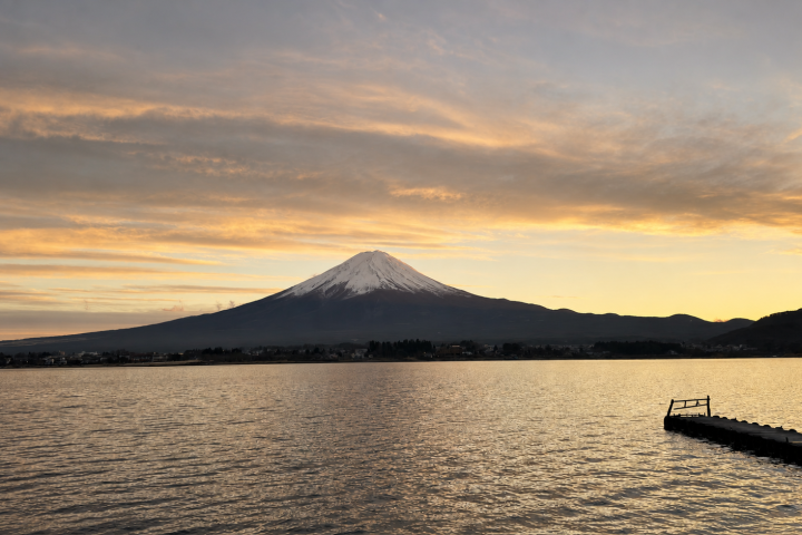 金色天空映照湖水與富士山