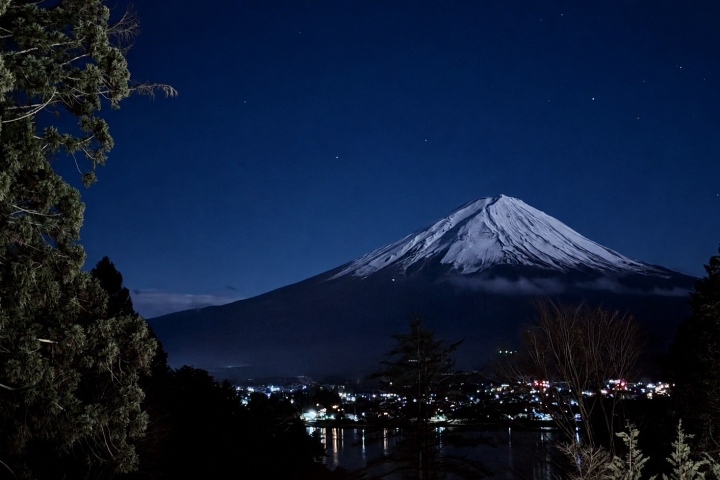深藍夜空下的富士山與聚落燈火