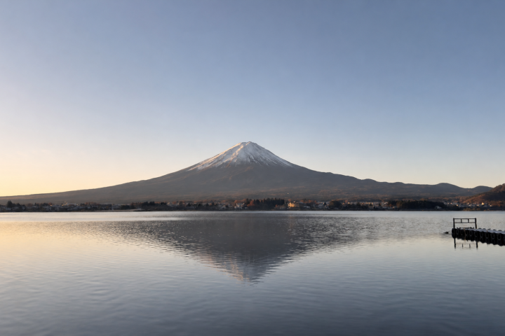 富士山倒映在平靜湖面上