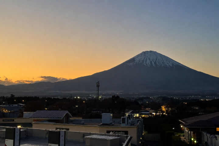暮色中的富士山與山腳燈火