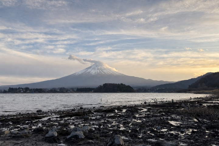 岩石湖岸與暮色中的富士山
