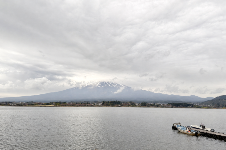 陰雲下的富士山、湖面與停泊小船
