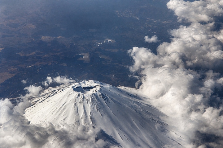 從空中近看富士山覆雪的山頂火山口