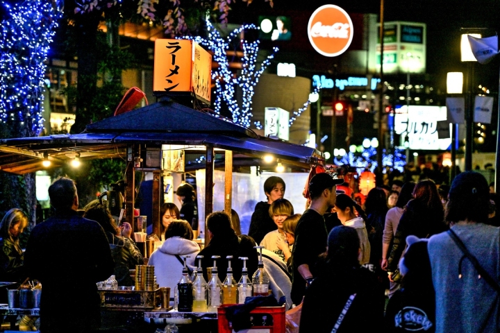 福岡夜晚的商店招牌、燈飾與街頭人潮