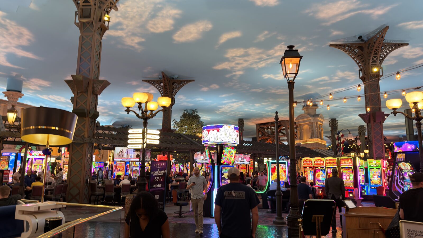 Miracle Mile Shops 的夜晚,6月4日