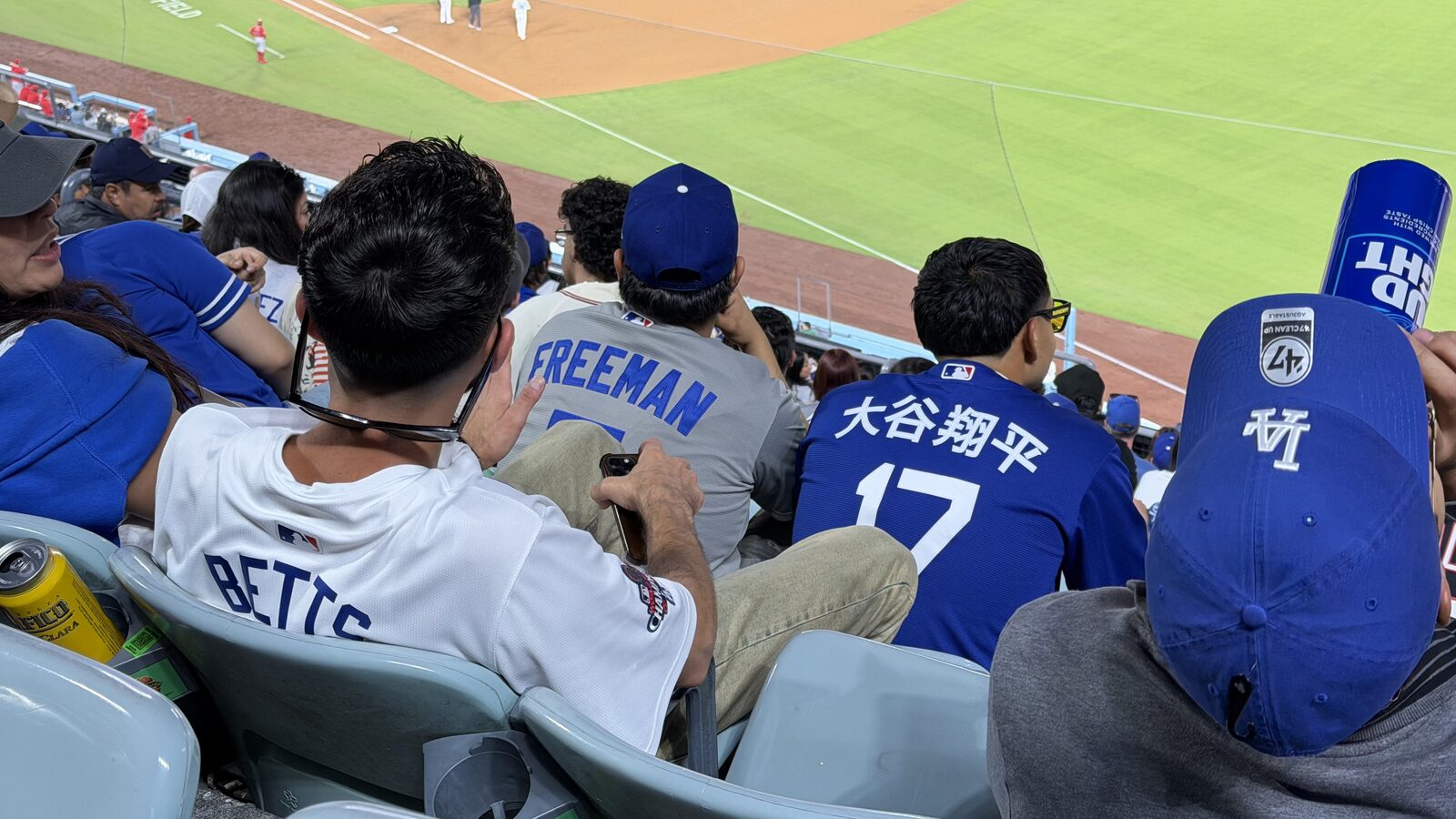 藍白球衣的看台,6月5日