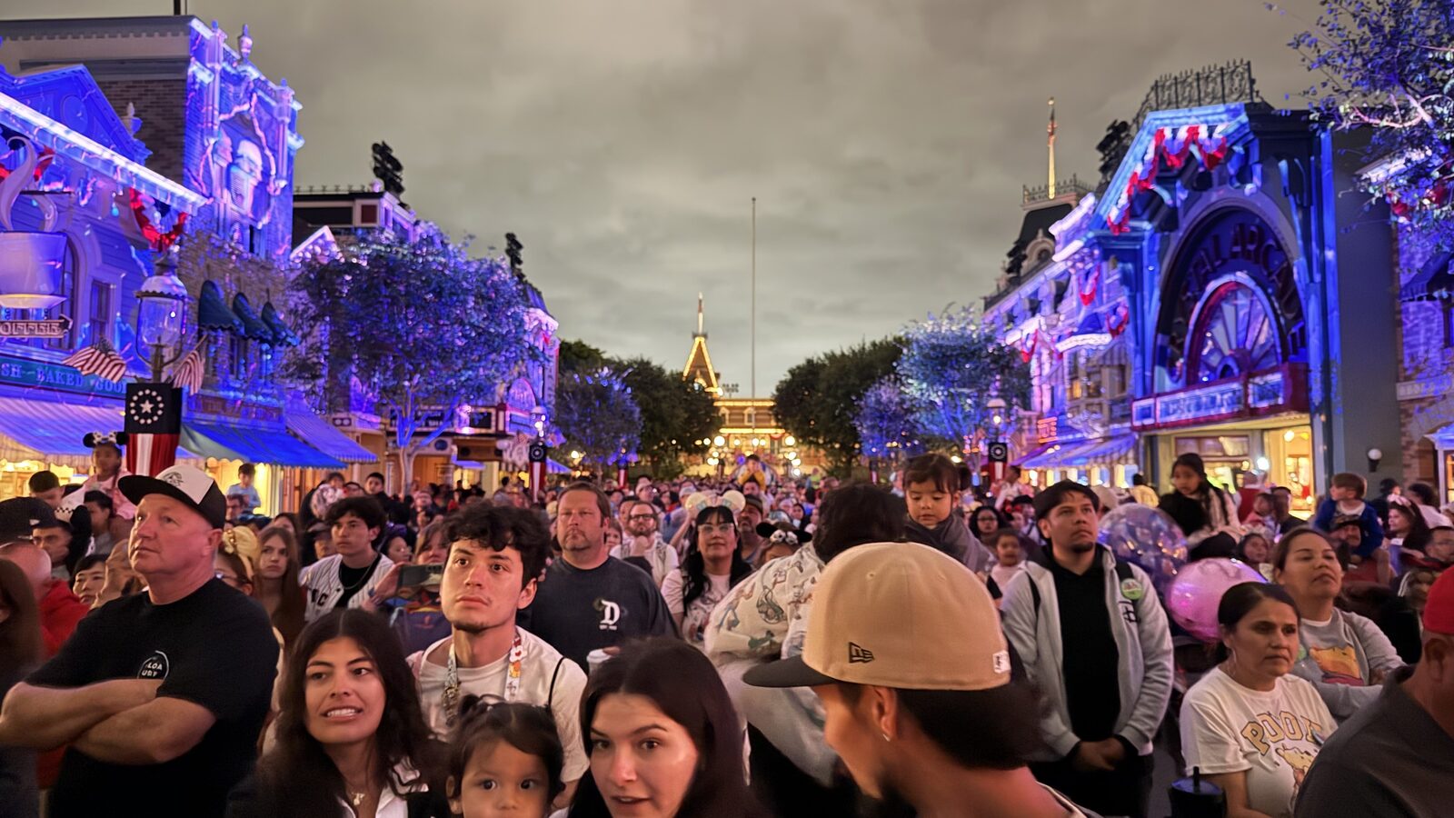 夜晚的 Main Street 人潮,6月6日