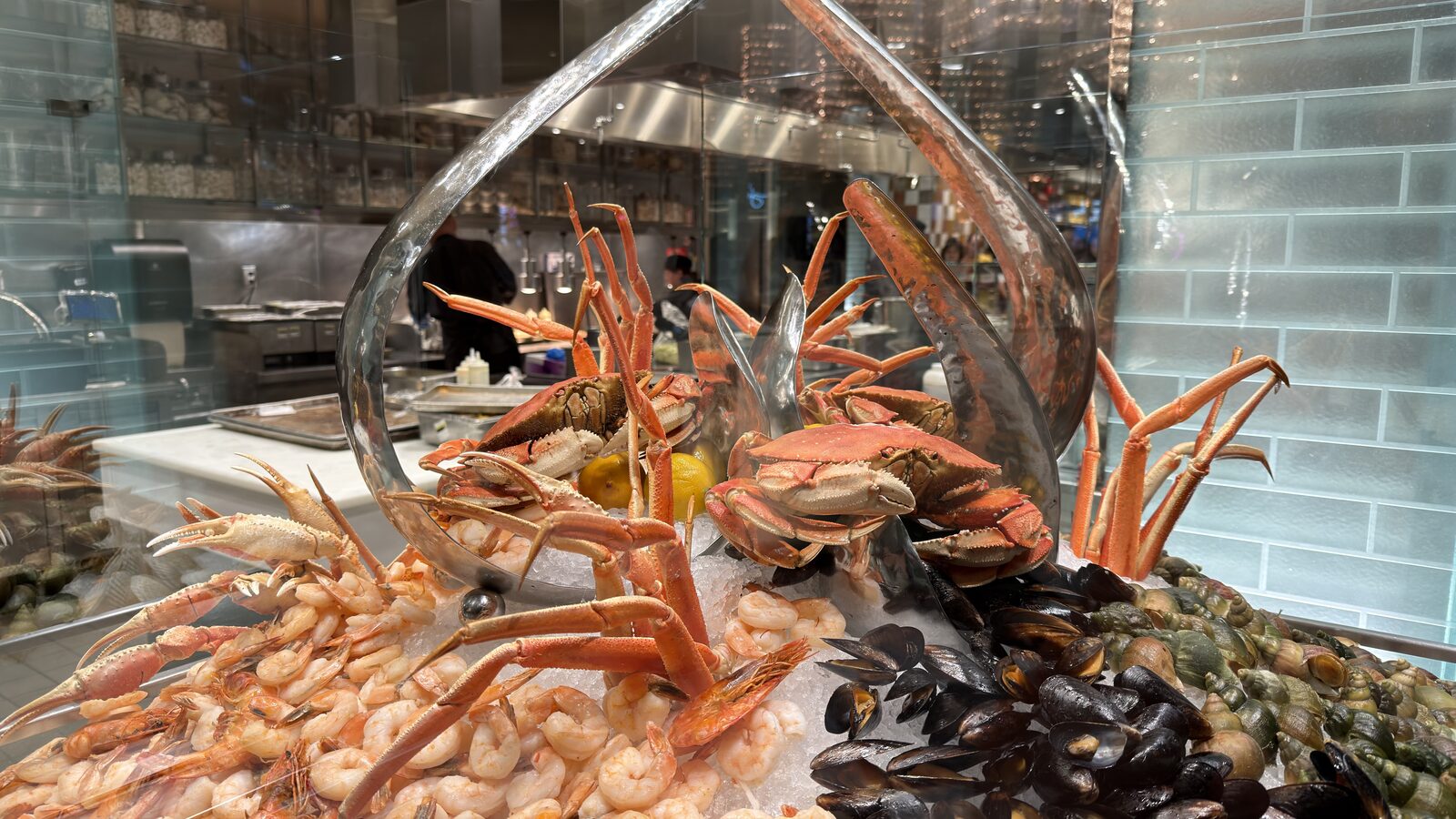 海鮮檯前的龍蝦陣容,6月8日