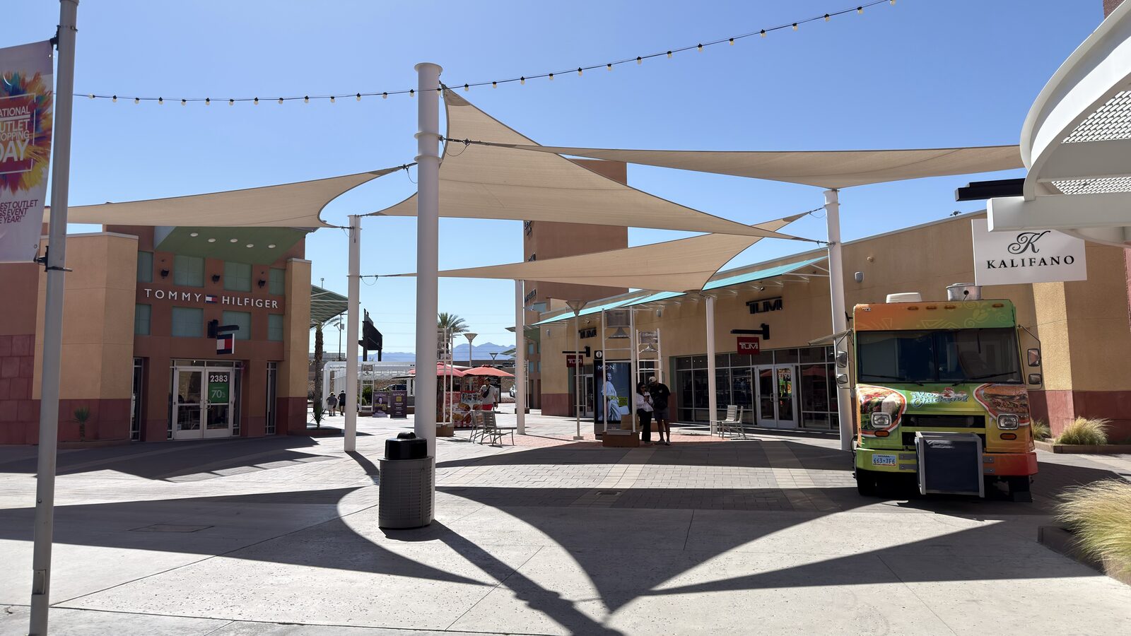 Outlet 門口的接駁站,6月9日